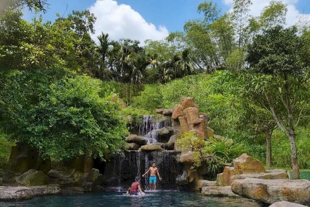 Khu du lịch sinh thái Eo Gió là điểm đến thu hút khách du lịch nhờ không khí trong lành, không gian thoáng đãng.